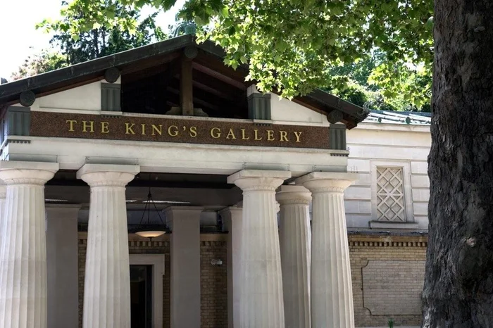 Buckingham Palace State Rooms and Champagne Afternoon Tea for Two at The Georgian, Harrods